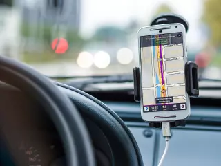 No dejes así tu móvil cuando conduzcas: la DGT te multará