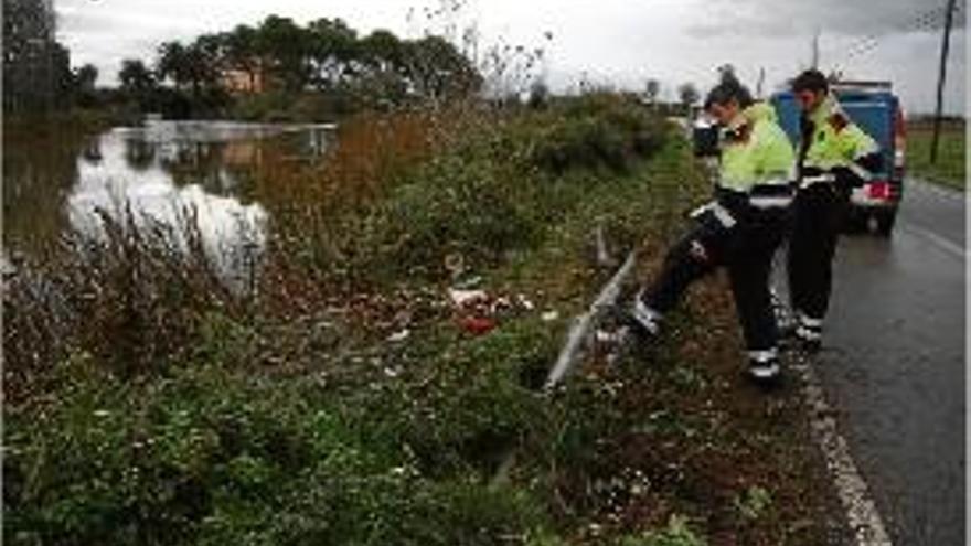 Una veïna de Sant Miquel de Fluvià mor en caure amb  el cotxe a una riera