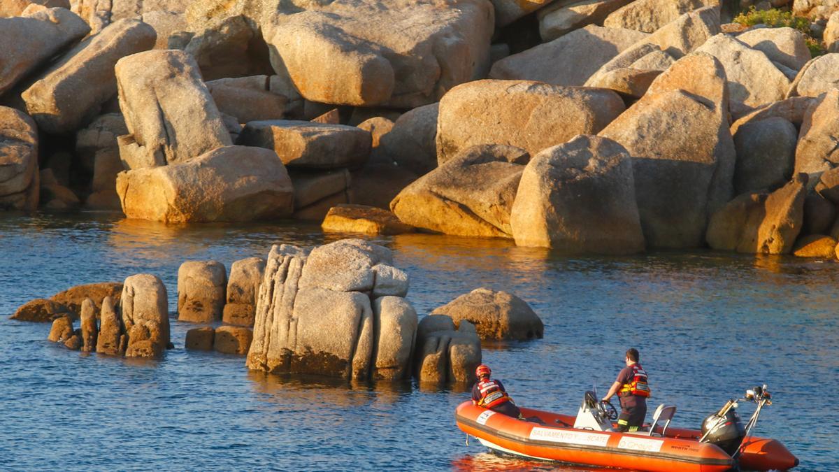 Operativo de búsqueda por el mar, en una zona muy rocosa