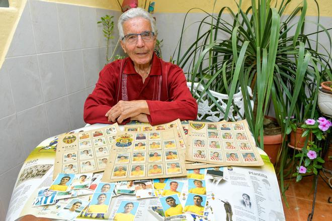 Juan Díaz Rico colecciona cromos de la UD Las Palmas