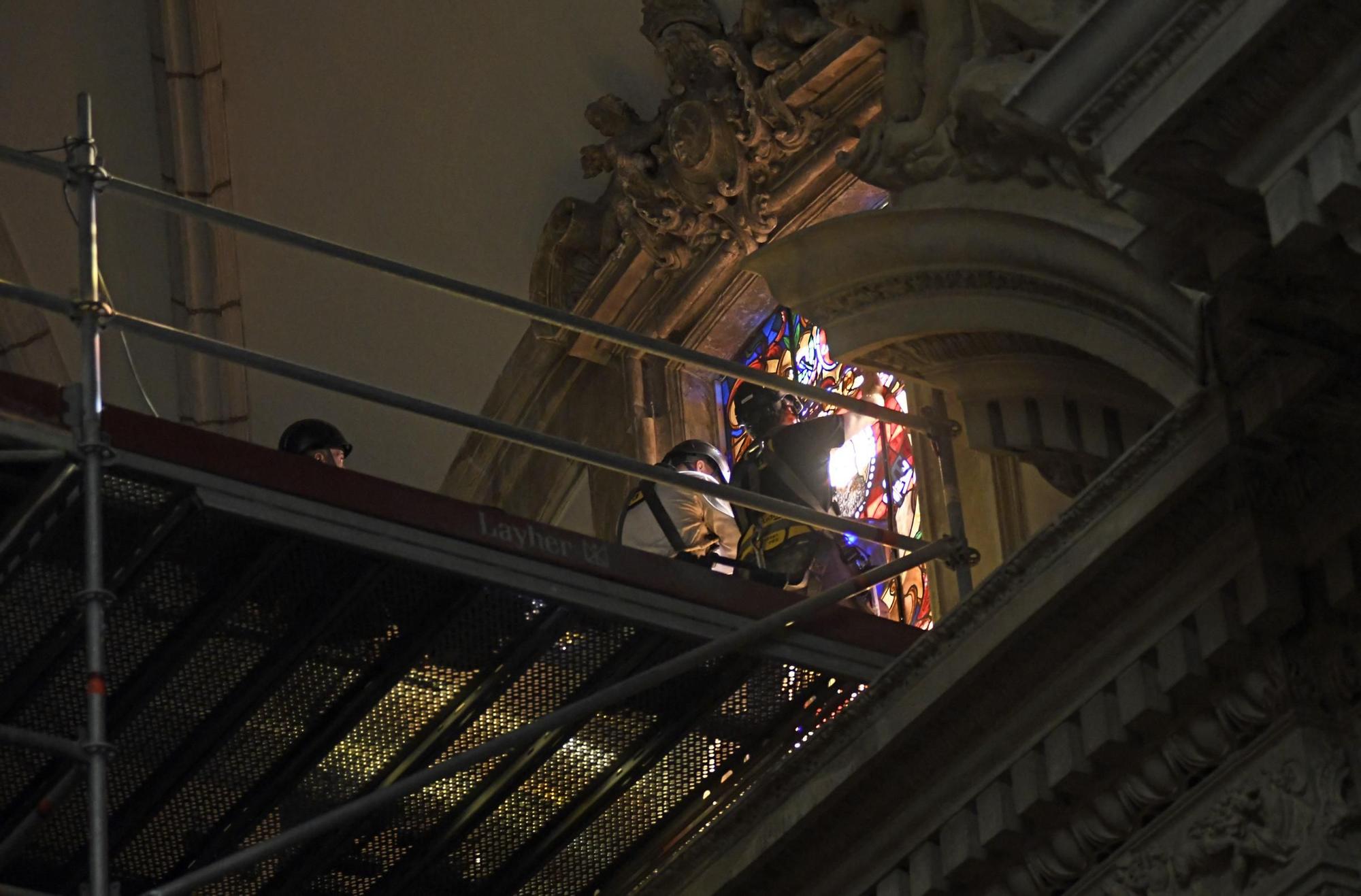 Así han instalado las vidrieras de San Pedro y San Pablo en la Catedral de Murcia
