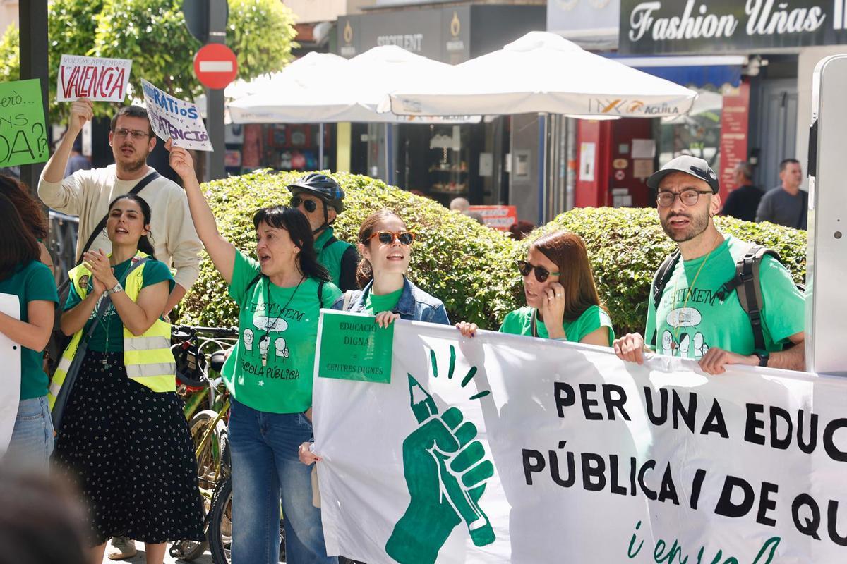 Cerca de 500 personas marchan en Torrent para defender la educación pública