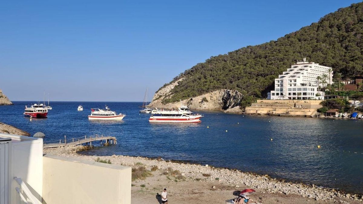 El barco en Cala Llonga