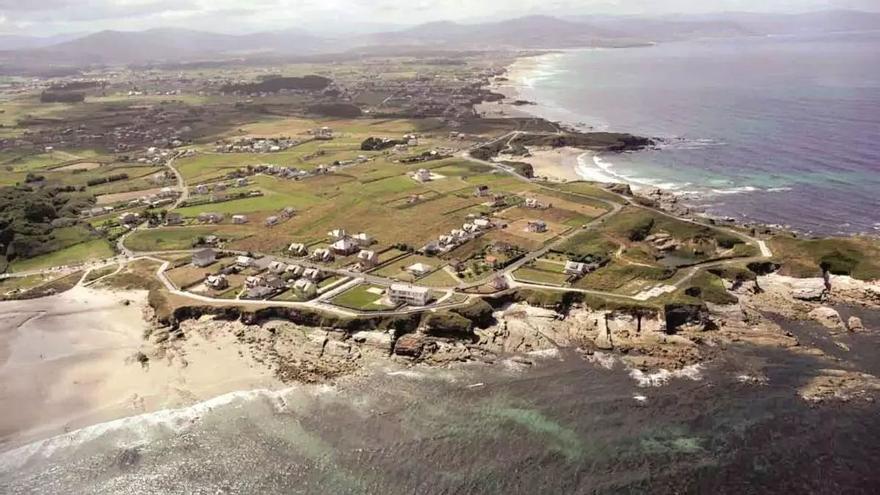 El Constitucional anula la norma de la Xunta que permite regularizar edificaciones en el litoral transcurridos quince años