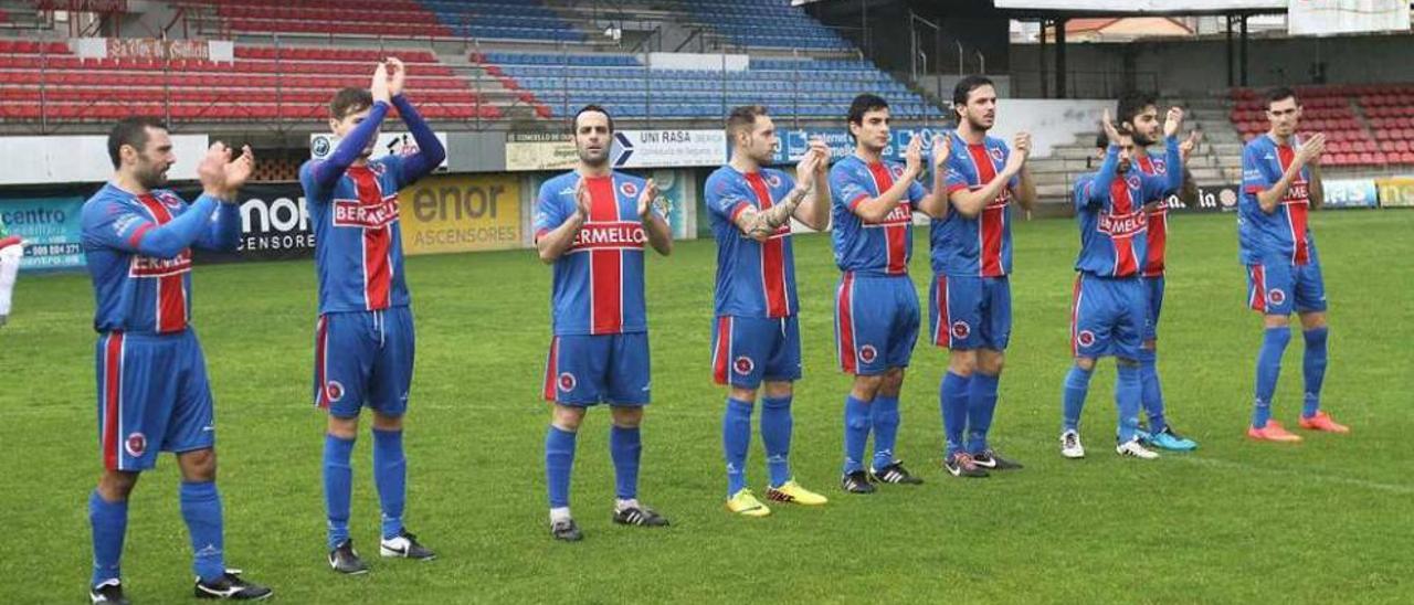 Los jugadores de la UD Ourense saludan en O Couto a sus aficionados en un partido. // Iñaki Osorio