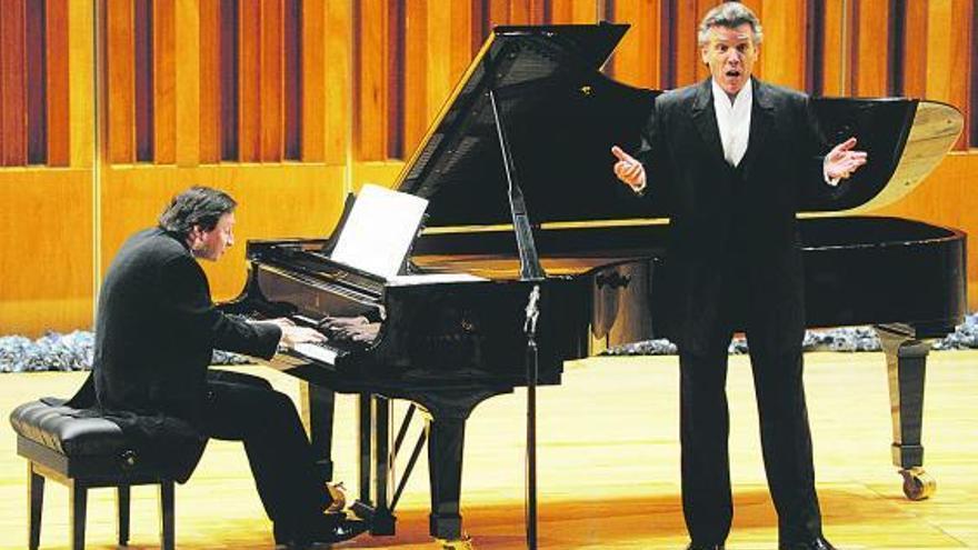 Thomas Hampson y el pianista Wolfram Rieger, durante el recital de ayer por la noche en el auditorio de Oviedo.