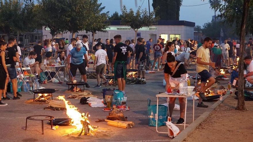 1.700 peñistas compiten por cocinar el mejor ‘empedrat’ en Vila-real