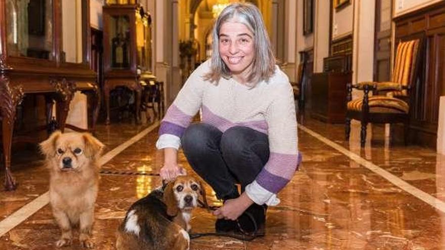 La concejal de Medio Ambiente, María García, posa con dos perros.