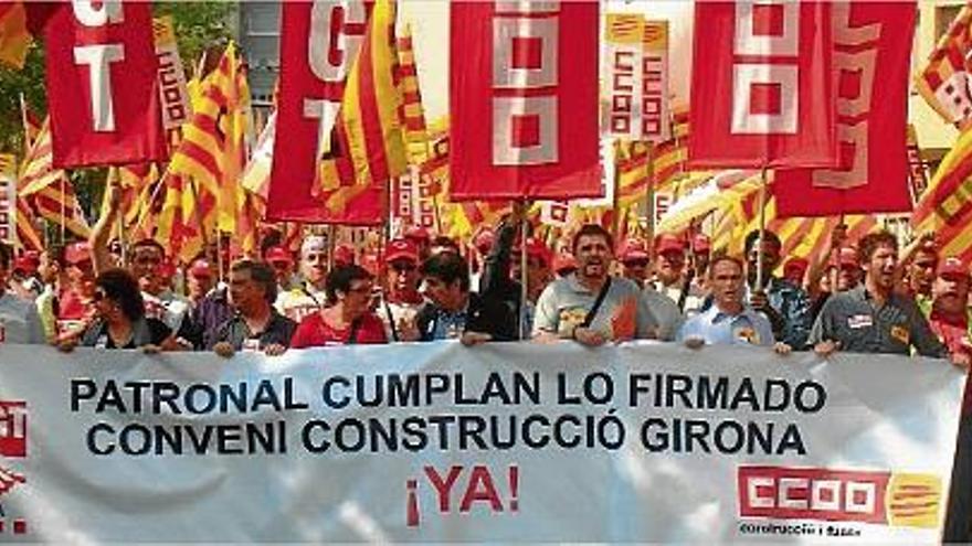 Representants de la construcció de CCOO i de la UGT a Catalunya es van manifestar ahir a Girona.