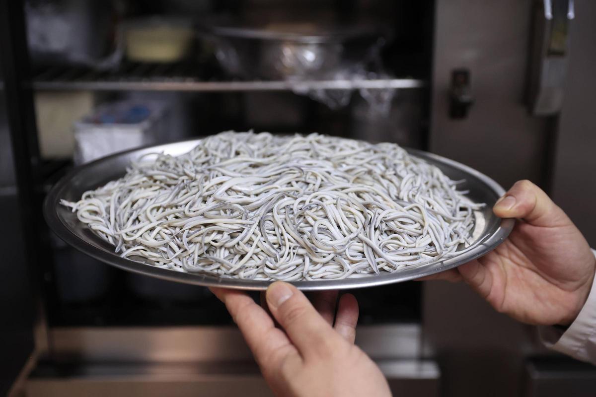 Una fuente de angulas.