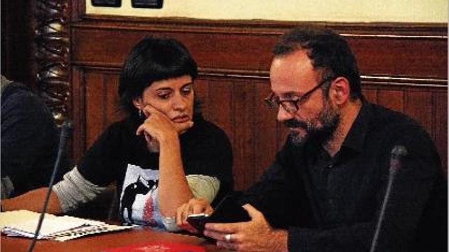 El diputat de la CUP Benet Salellas amb la diputada i número dos de la llista, Anna Gabriel.