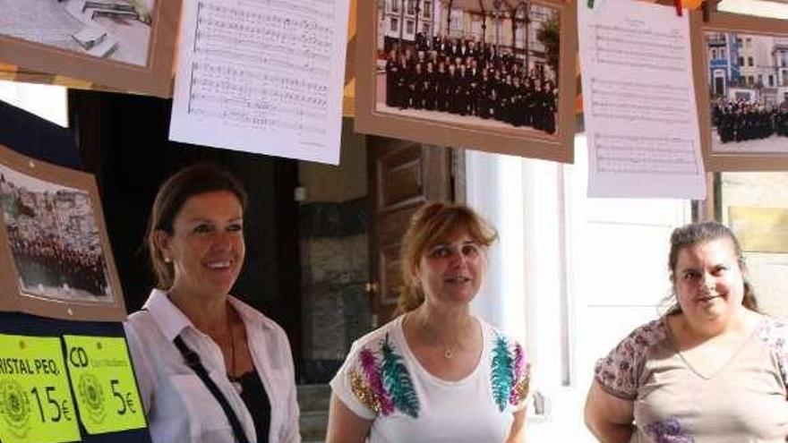 Paloma Quintana, Silvia García y Ana Pico, ayer, en Luarca.