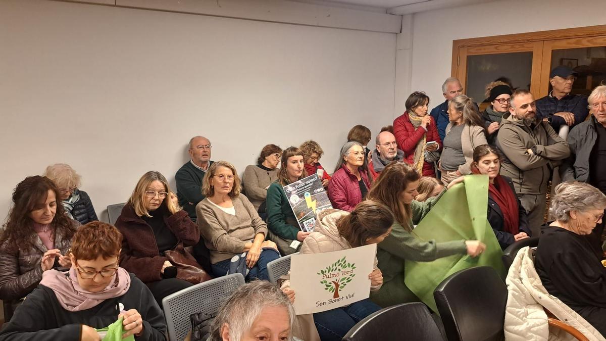 Los vecinos de es Pla de na Tesa llevaban pancartas contra el parque fotovoltaico.