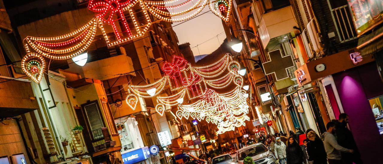 Imagen de archivo del encendido de luces navideñas de años atrás en la calle Juan Carlos I de Elda.