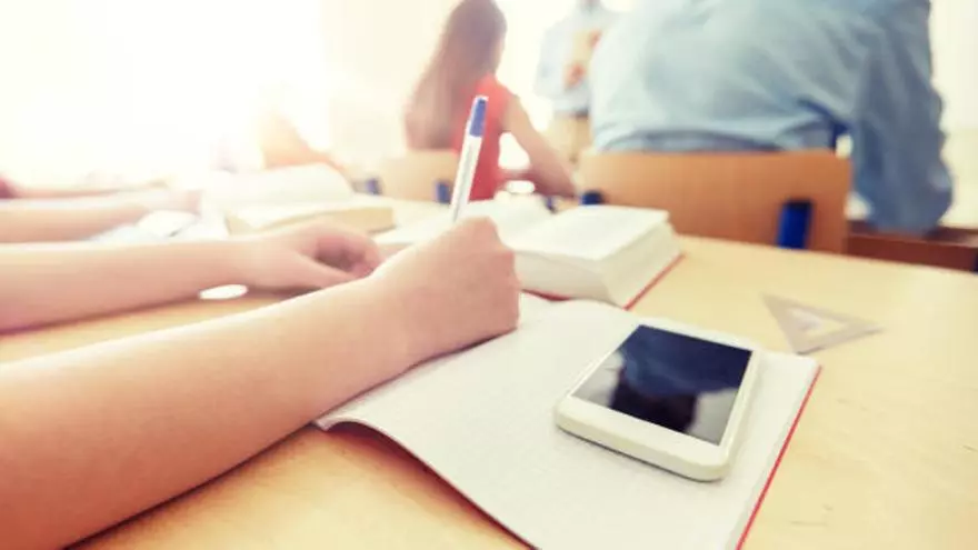 ¿Se deben prohibir los móviles en las aulas?