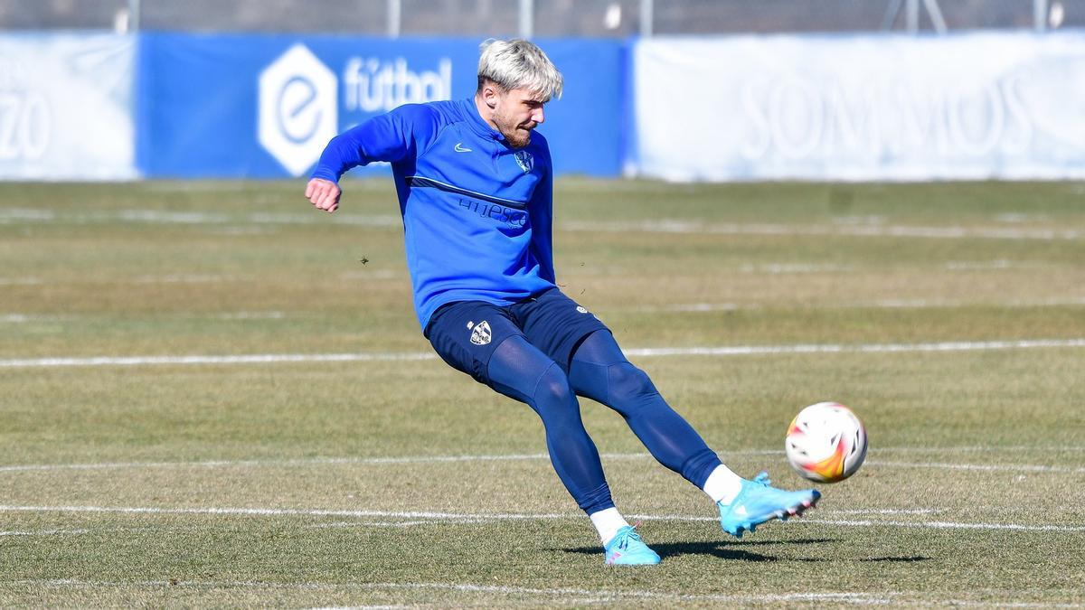 Ratiu golpea un balón durante el último entrenamiento del equipo.