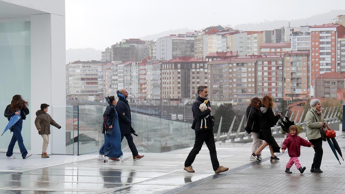 Varias personas saliendo del HALO en Vigo con un fuerte viento