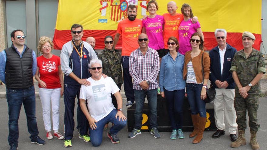 En la imagen de la izquierda, los ganadores con patrocinadores y organizadores. A la derecha, un momento de la prueba.