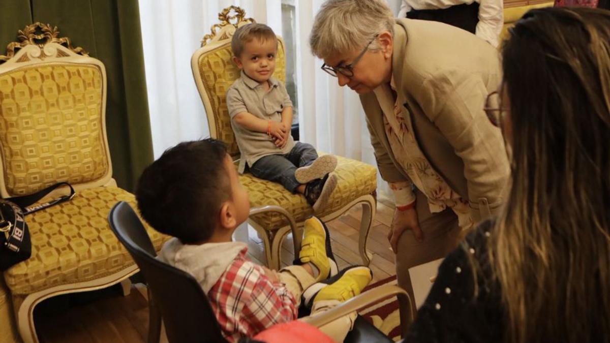 Ana González saluda a Samuel Alejandro Gómez, niño de 5 años con acondroplasia, junto a su amigo Rodrigo Andrés Ortiz. | Fernando Rodríguez