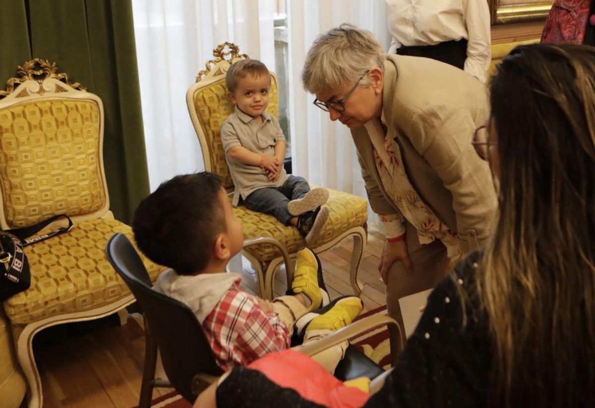 Ana González saluda a Samuel Alejandro Gómez, niño de 5 años con acondroplasia, junto a su amigo Rodrigo Andrés Ortiz. | Fernando Rodríguez