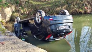 Moren dos joves al caure amb cotxe per un canal a Sils (Girona)