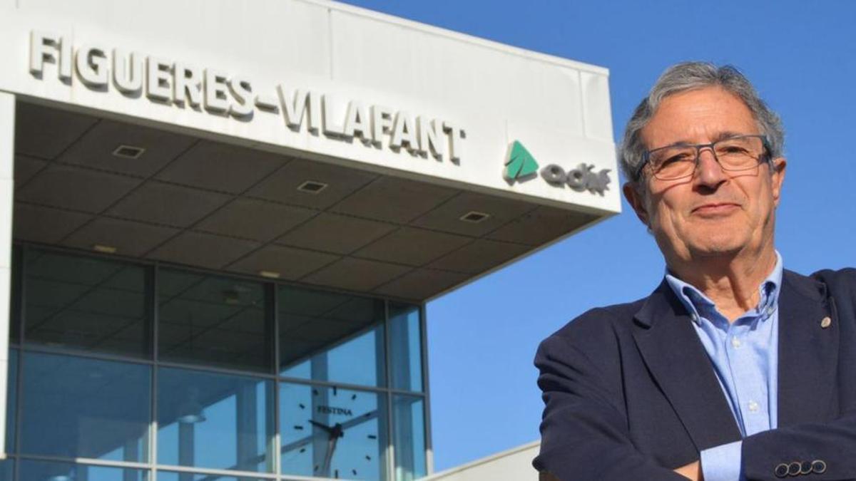 Joan Armangué davant de l’estació internacional de l’AVE de Figueres-Vilafant.