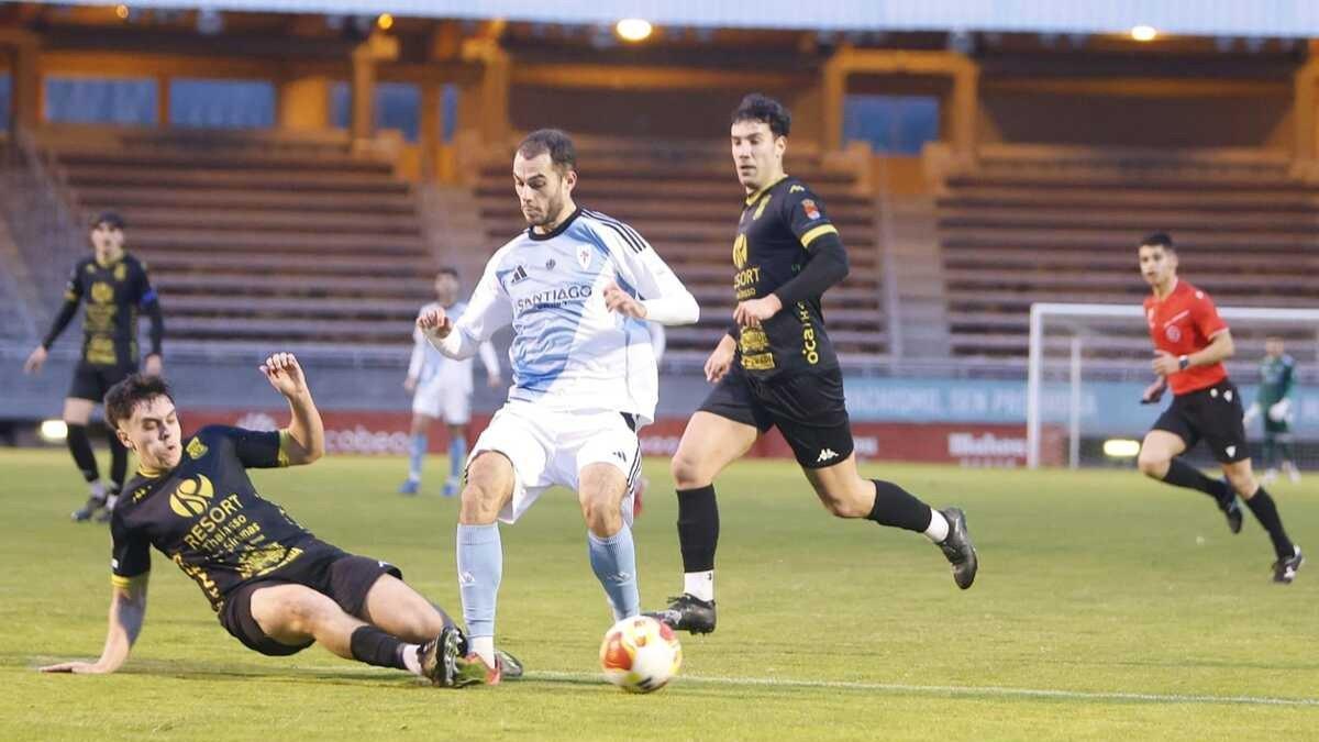 Un lance del partido de este domingo entre el Compos y el Viveiro