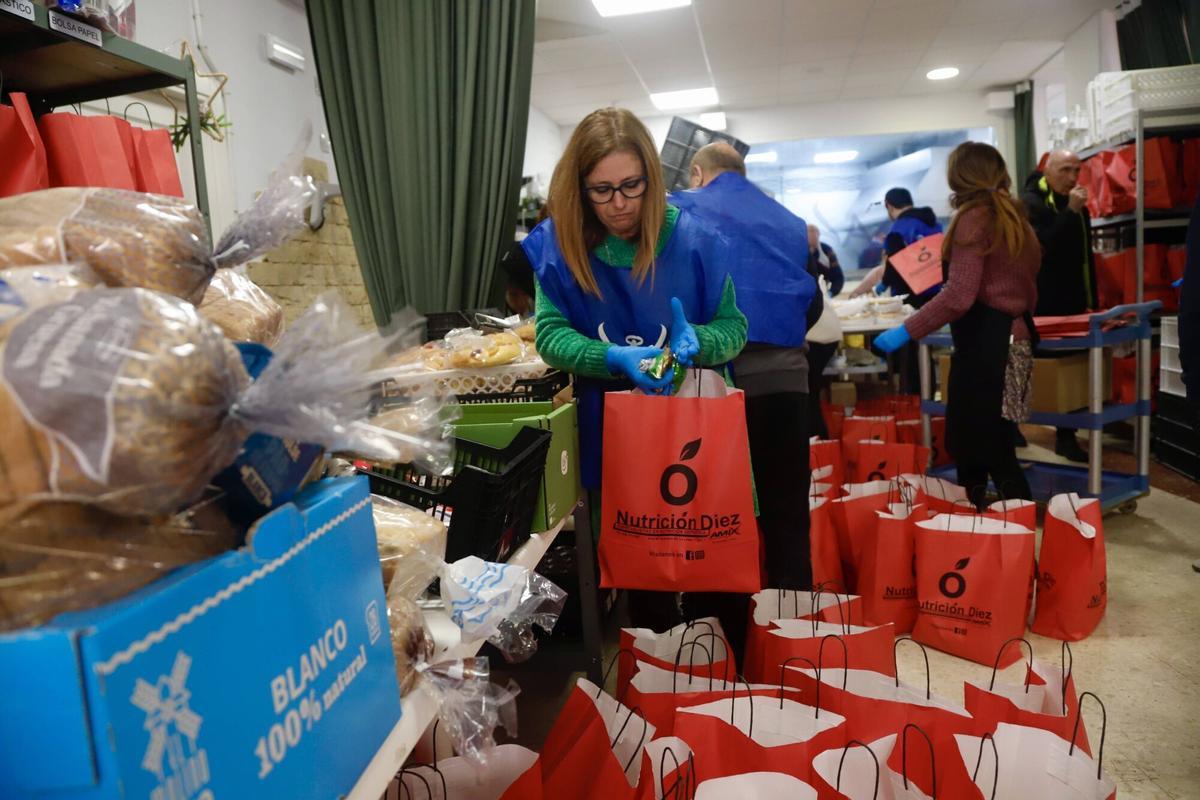 Los Ángeles de la Noche reparten 400 menús esta Navidad en Málaga Los Ángeles de la Noche reparten 400 menús esta Navidad en Málaga