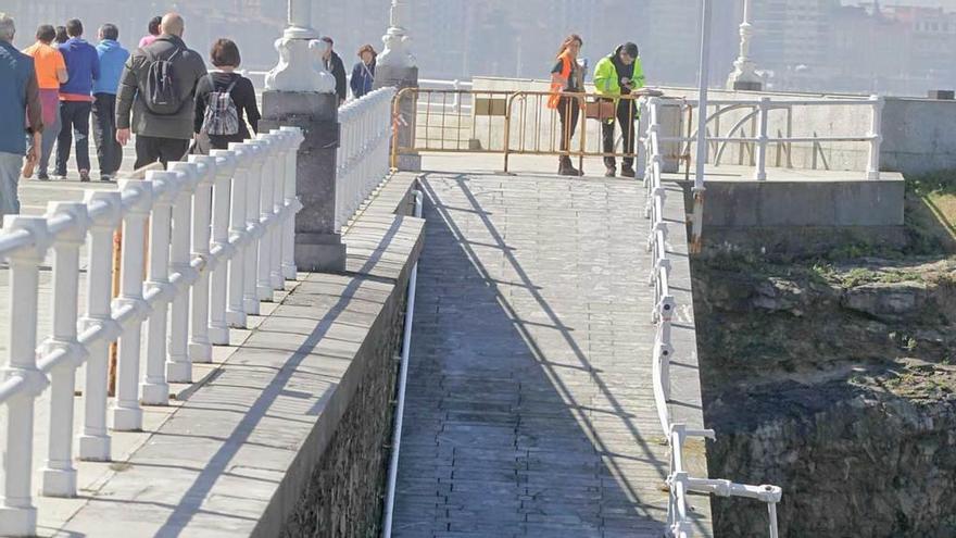 El volquete siniestrado, a los pies de la rampa de la escalera 23 de la playa, junto al pasamos derribado.