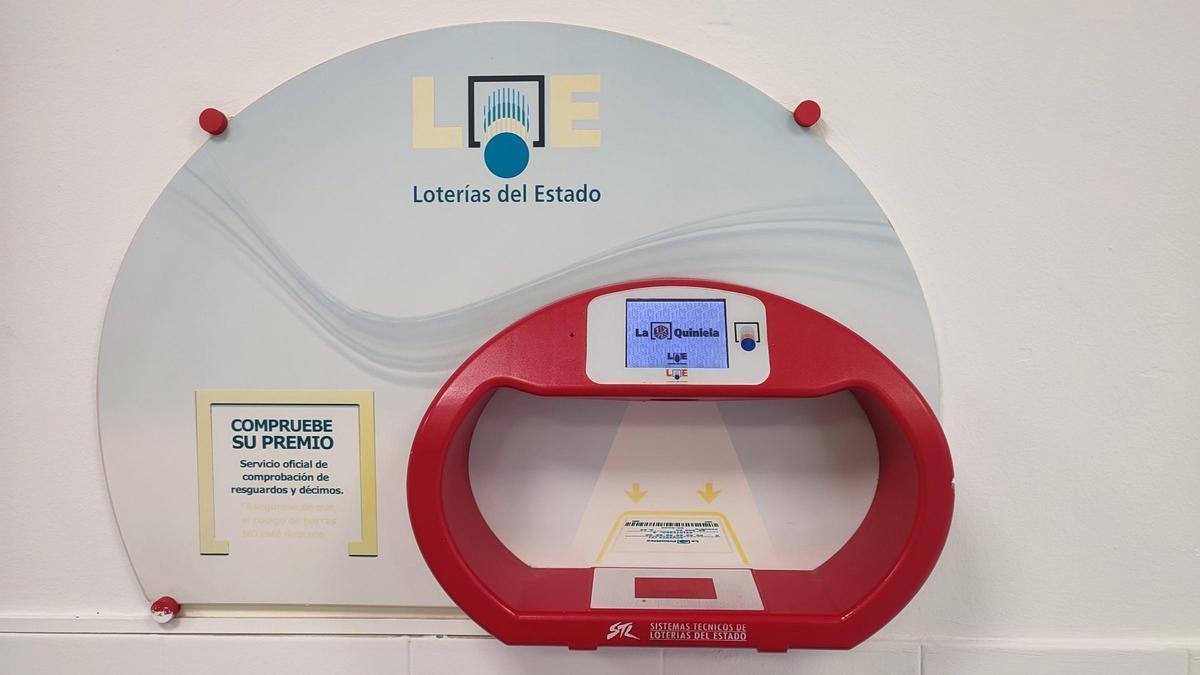 Comprobador de premios en una administración de Lotería.