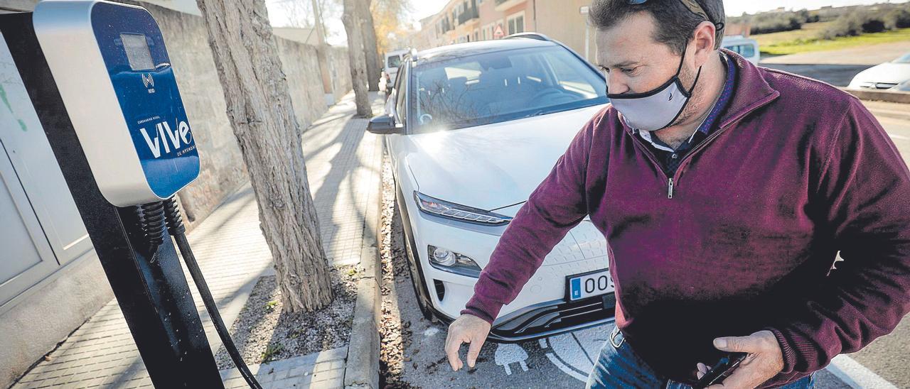 Jaume Lliteras se dispone a cargar el vehículo del ‘car sharing’ tras utilizarlo para desplazarse a Palma.