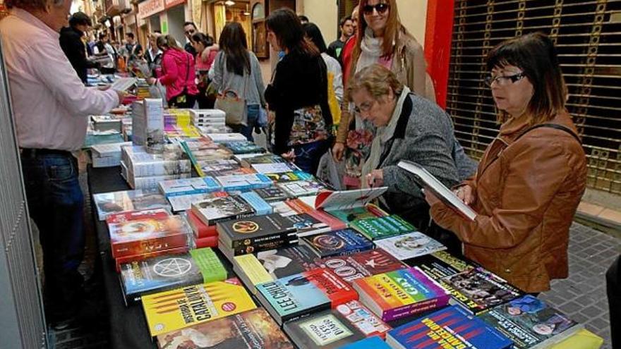 Una parada de llibres al carrer, per Sant Jordi, a Berga