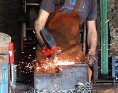 Álvaro en diferentes momentos del proceso de fabricación de sus cuchillos que duran toda la vida