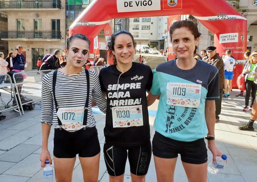 El centro de Vigo fue esta mañana una pista de atletismo improvisada para acoger la sexta edición de la Carreira Popular de Entroido