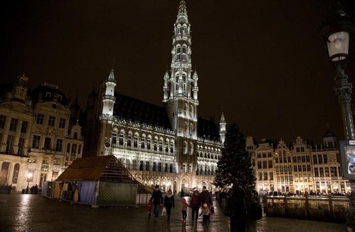 Una família es passeja pel centre de Brussel·les. 