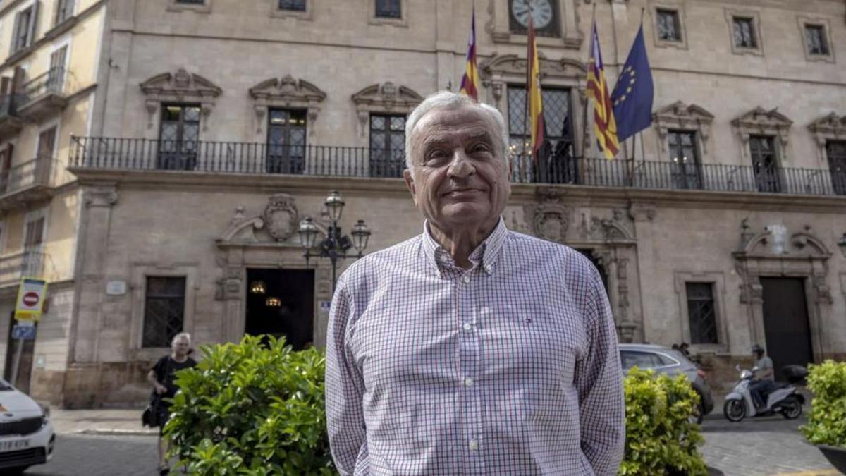 Fulgencio Coll von Vox lässt Jaime Martínez im Rathaus von Palma den Vortritt.