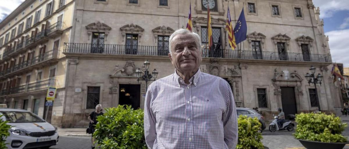 Fulgencio Coll von Vox lässt Jaime Martínez im Rathaus von Palma den Vortritt.