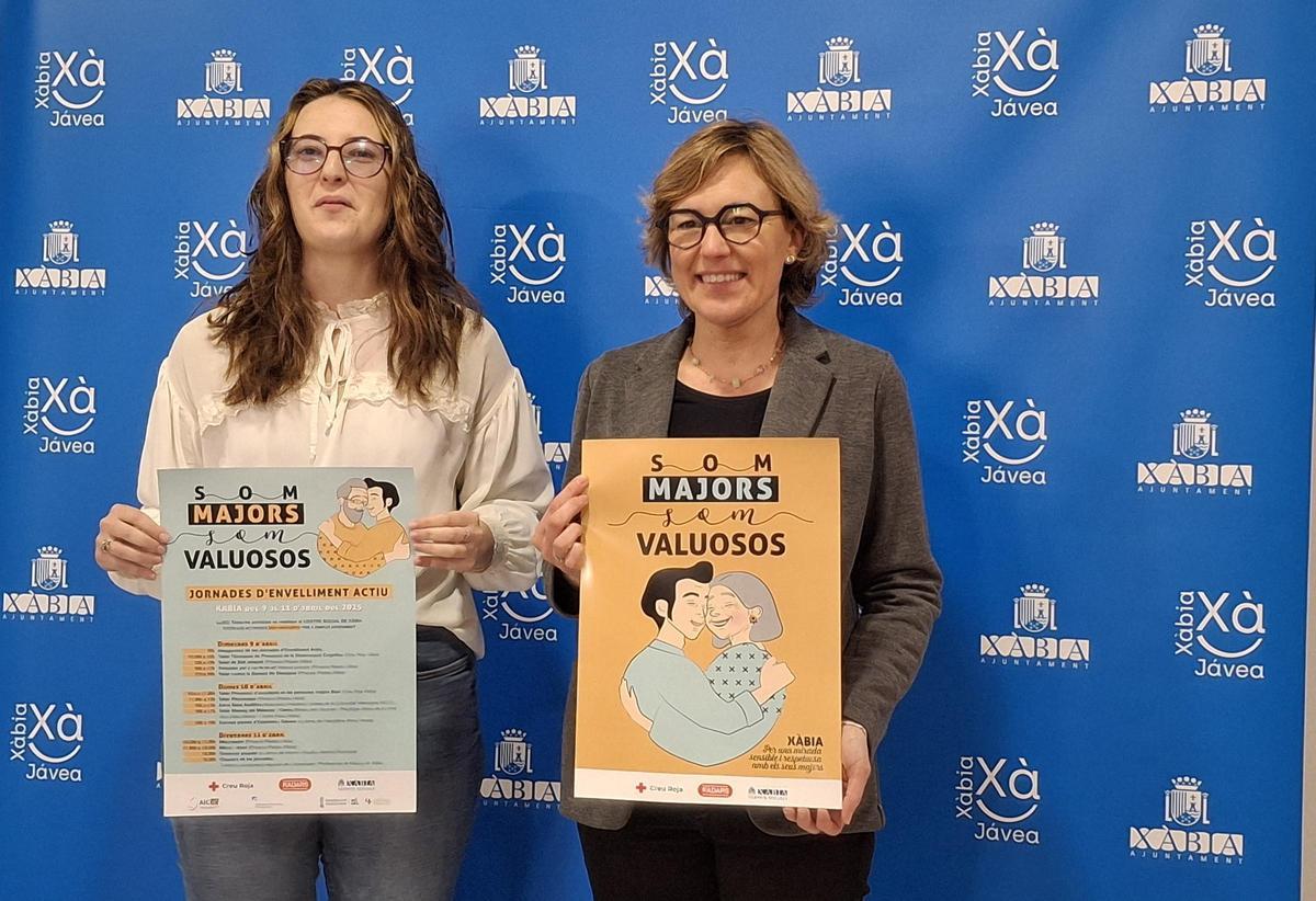 La concejala de Servicios Sociales y la alcaldesa de Xàbia muestran los carteles de "Somos mayores, somos valiosos"