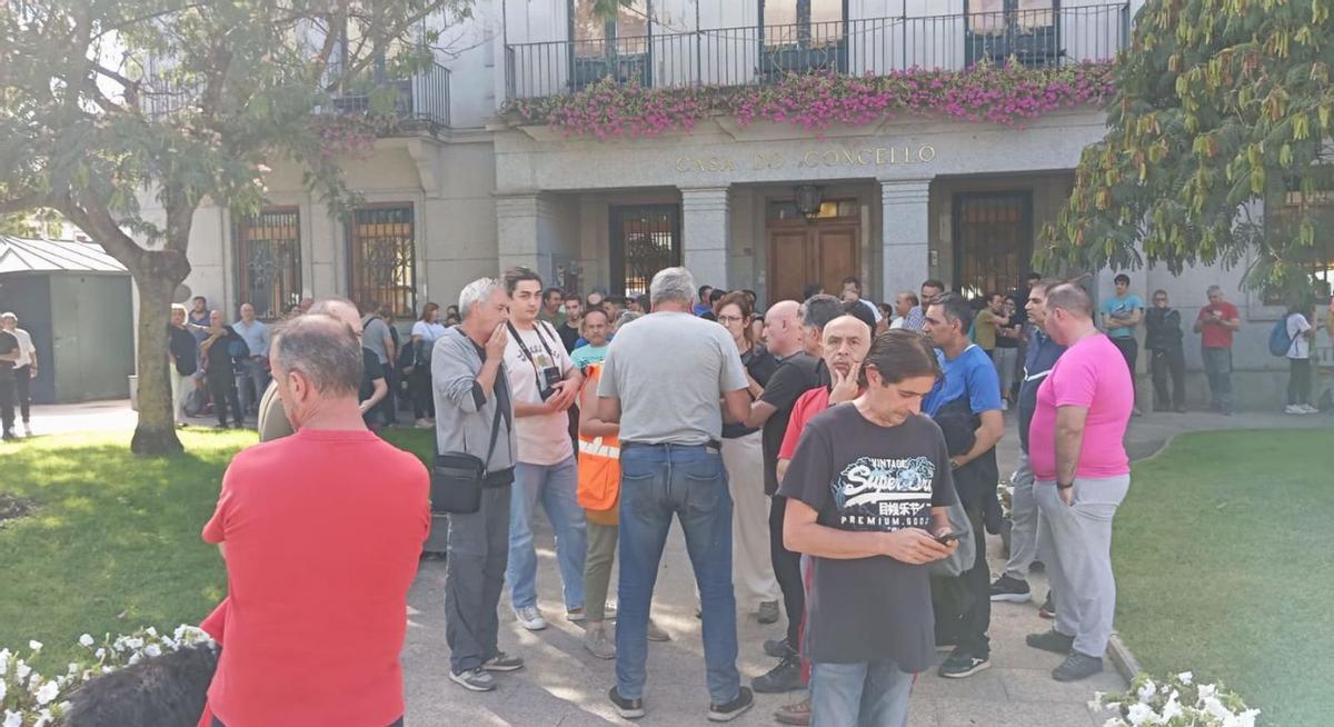 Movilización por la tarde frente a la Casa do Concello de Carballeda de Valdeorras. |   // FDV