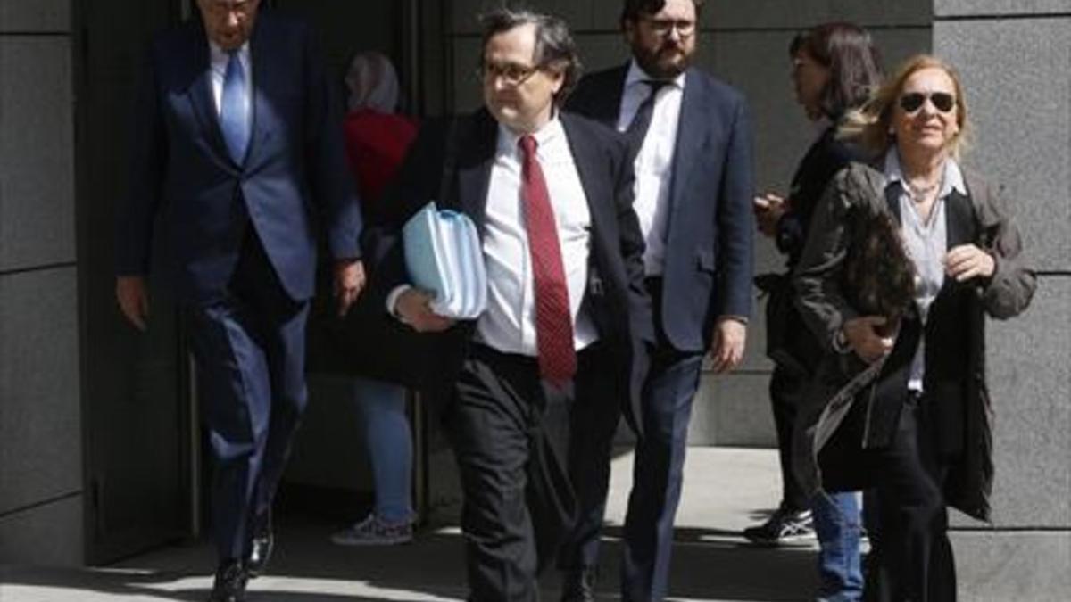 Francisco Marhuenda, con corbata roja y carpetas azules, tras declarar ayer como investigado ante el juez de la Audiencia Nacional Eloy Velasco.