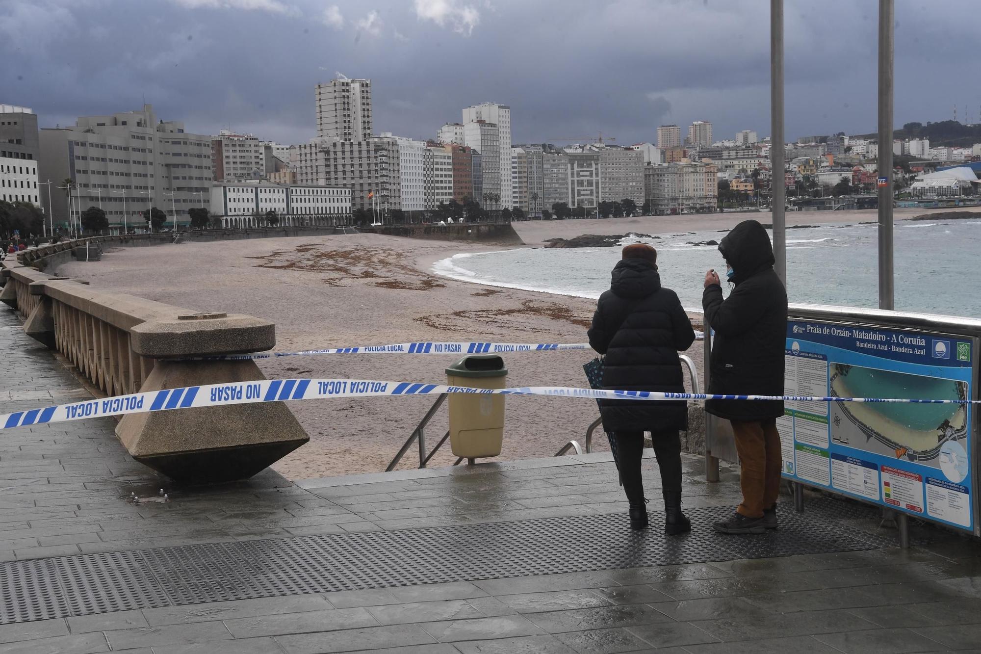 Una nueva llegada de carabelas portuguesas a las playas coruñesas prolonga el cierre de los arenales