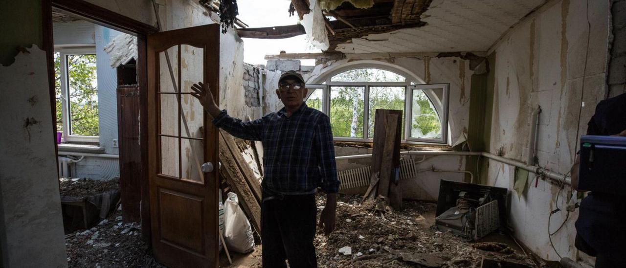 Un home mostra els danys causats pels bombardejos al seu habitatge a Khàrkiv. | EFE