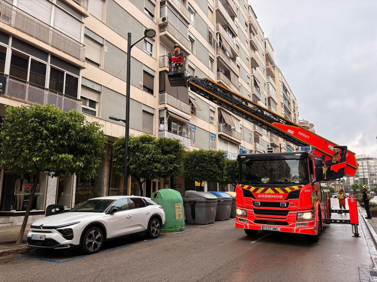 Intervención de los bomberos para rescatar a una mujer que ha requerido ayuda por teleasistencia en Alzira