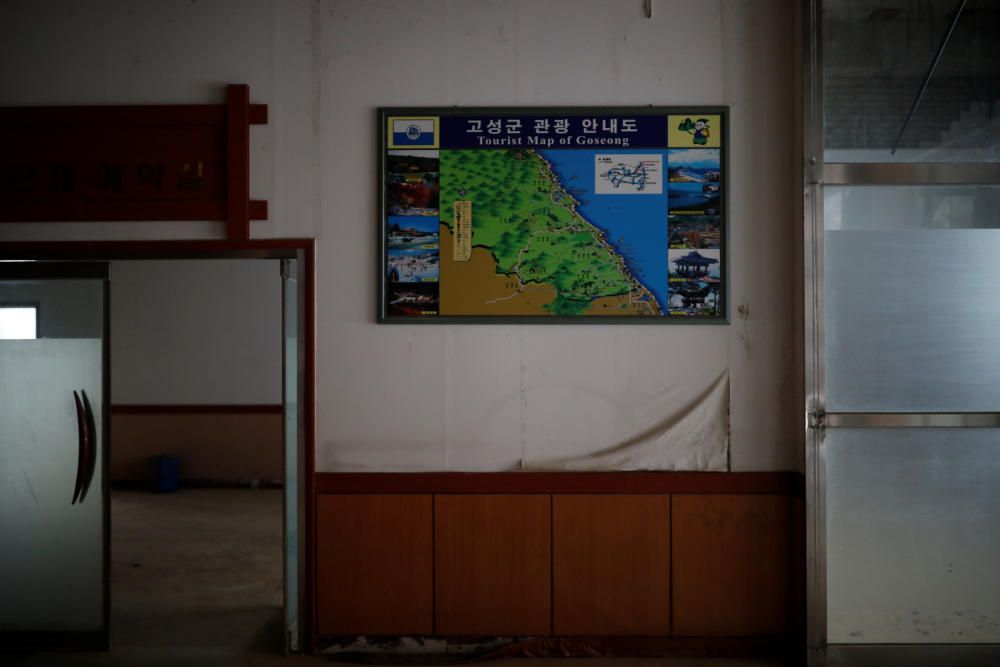 L'aspecte fantasmagògric predomina a les instal·lacions abandonades de l'estació d'esquí Alps Ski Resort, a Corea del Sud, tancat des del 2006.