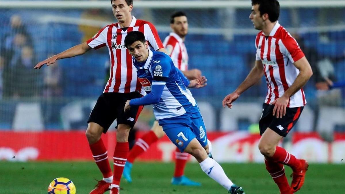 Gerard Moreno pelea un balón ante Iturraspe y Lekue.