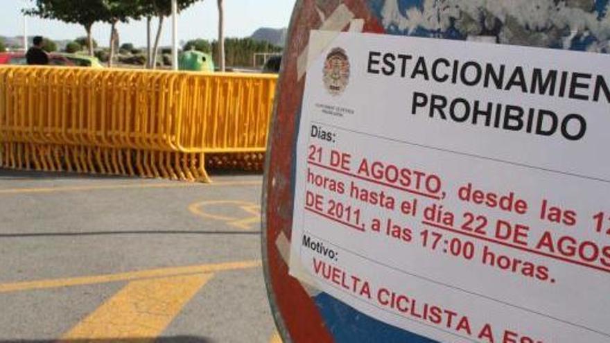 Petrer inició ayer la colocación de la señalización en las zonas que se acotarán con motivo de la Vuelta Ciclista.