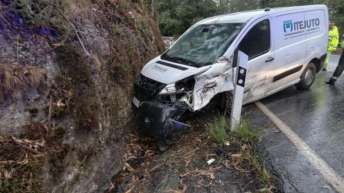 La colisión se produjo en una de las curvas más cerradas del tramo de Castroloureiro.