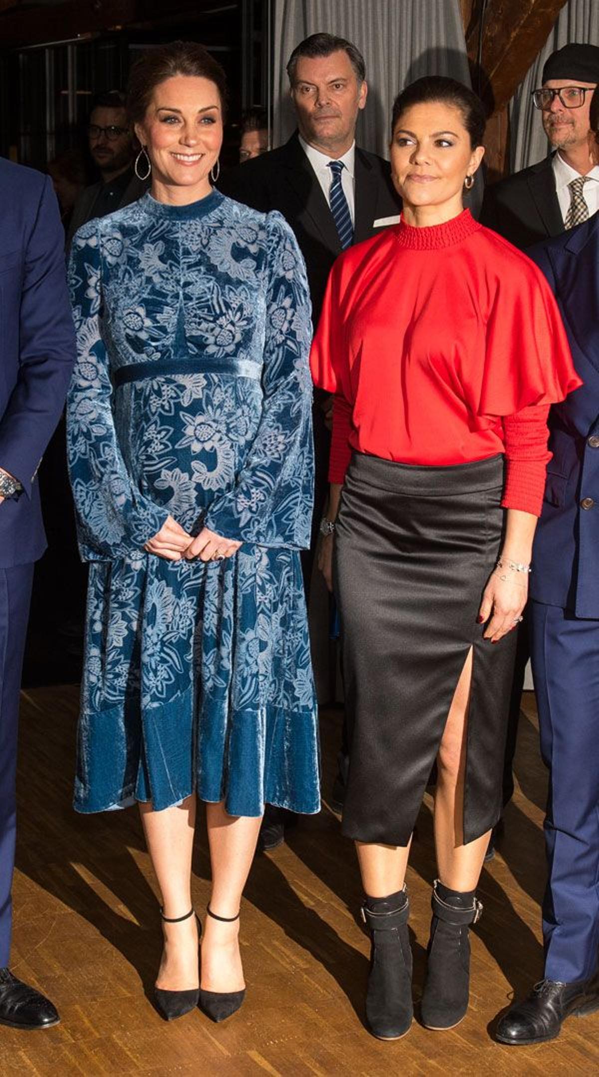 Kate Middleton con vestido azul de terciopelo de Erdem junto a Victoria de Suecia