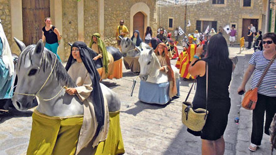 Los caballeros desfilando por las calles del pueblo en dirección a la plaza de la Iglesia.