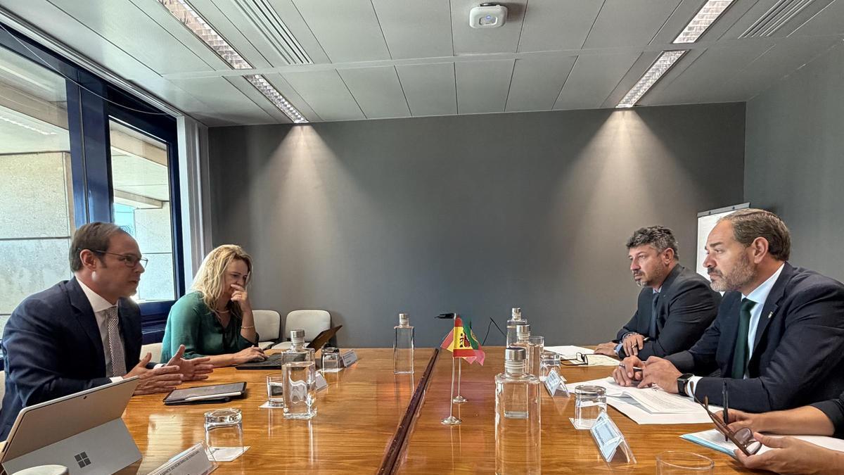 Un instante de la reunión celebrada en Portugal esta mañana, con Ramírez y Herrero a la derecha y Espírito Santo a la izquierda.